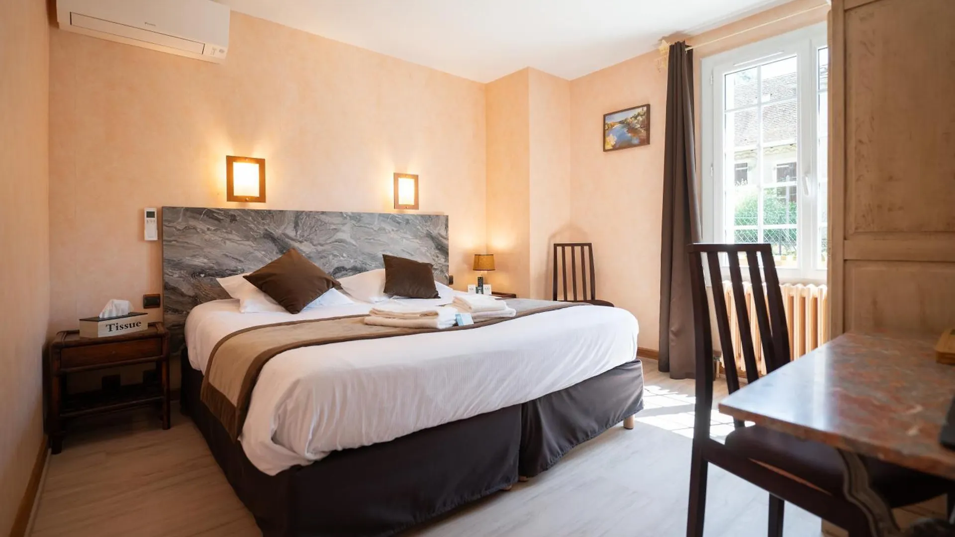 Logis Hotels - Hotel Restaurant Domaine Les Falaises Martel 3*,  France