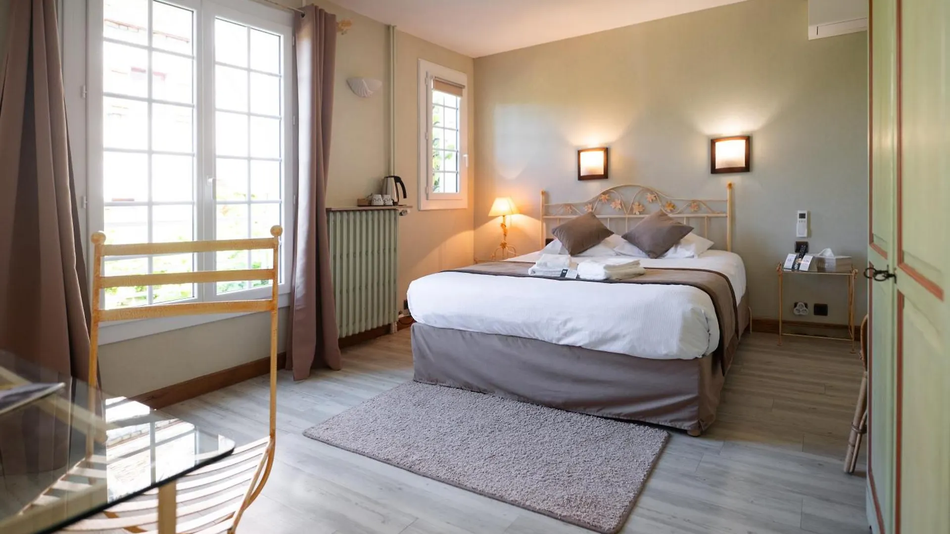 Logis Hotels - Hotel Restaurant Domaine Les Falaises Martel 3*,  France